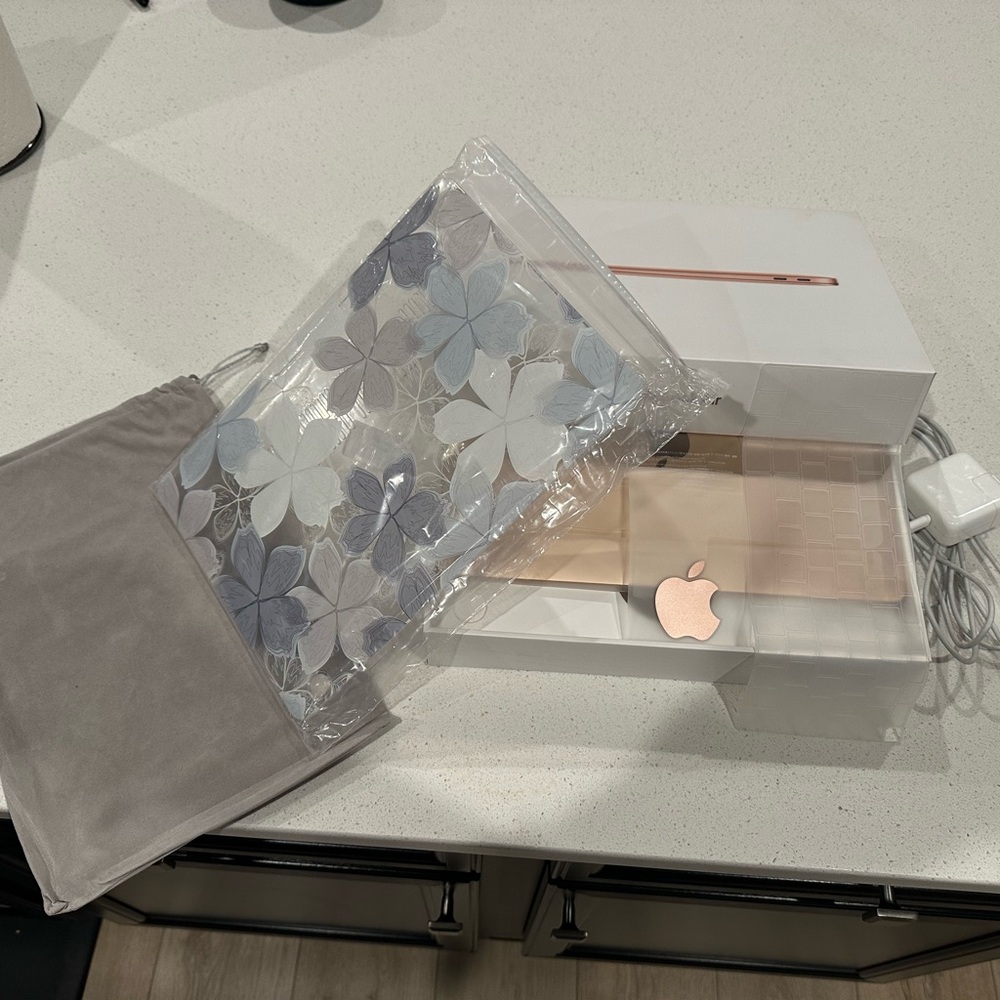 2020 MacBook Air - Perfect Working Condition w/accessories and original box